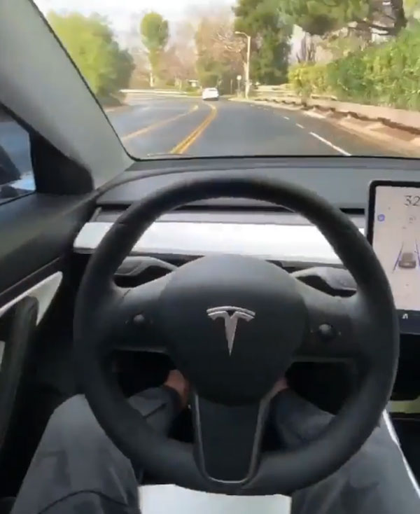 ಚಾಲಕನಿಲ್ಲದೇ 105 ಕಿ.ಮೀ ವೇಗದಲ್ಲಿ ಚಲಿಸಿದ ಕಾರಿನಲ್ಲಿ ಯುವಕರ ಭರ್ಜರಿ ಡ್ಯಾನ್ಸ್