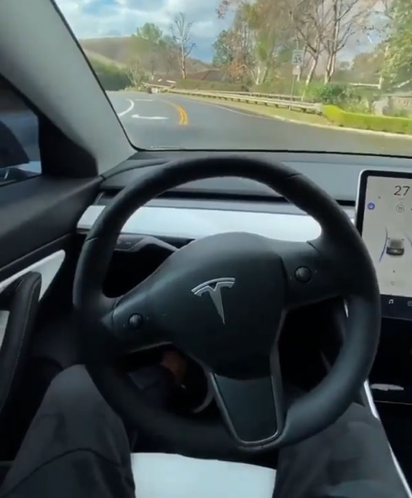 ಚಾಲಕನಿಲ್ಲದೇ 105 ಕಿ.ಮೀ ವೇಗದಲ್ಲಿ ಚಲಿಸಿದ ಕಾರಿನಲ್ಲಿ ಯುವಕರ ಭರ್ಜರಿ ಡ್ಯಾನ್ಸ್