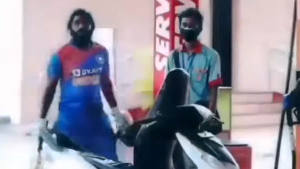 ಕ್ರಿಕೆಟ್ ಆಟಗಾರನಂತೆ ಉಡುಗೆ ತೊಟ್ಟು ಬೆಲೆ ಏರಿಕೆ ವಿರುದ್ಧ ಪ್ರತಿಭಟಿಸಿದ ಸ್ಕೂಟರ್ ಸವಾರ