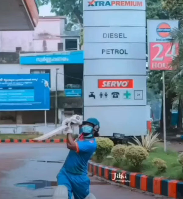 ಕ್ರಿಕೆಟ್ ಆಟಗಾರನಂತೆ ಉಡುಗೆ ತೊಟ್ಟು ಬೆಲೆ ಏರಿಕೆ ವಿರುದ್ಧ ಪ್ರತಿಭಟಿಸಿದ ಸ್ಕೂಟರ್ ಸವಾರ