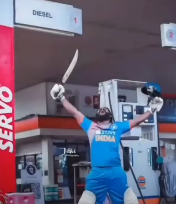 ಕ್ರಿಕೆಟ್ ಆಟಗಾರನಂತೆ ಉಡುಗೆ ತೊಟ್ಟು ಬೆಲೆ ಏರಿಕೆ ವಿರುದ್ಧ ಪ್ರತಿಭಟಿಸಿದ ಸ್ಕೂಟರ್ ಸವಾರ