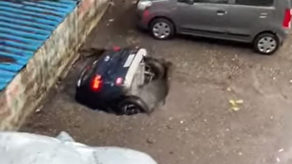 ನೋಡ ನೋಡುತ್ತಿದ್ದಂತೆ ಕಂದಕದಲ್ಲಿ ಮುಳುಗಿ ಕಣ್ಮರೆಯಾದ ಹ್ಯುಂಡೈ ವೆನ್ಯೂ ಕಾರು