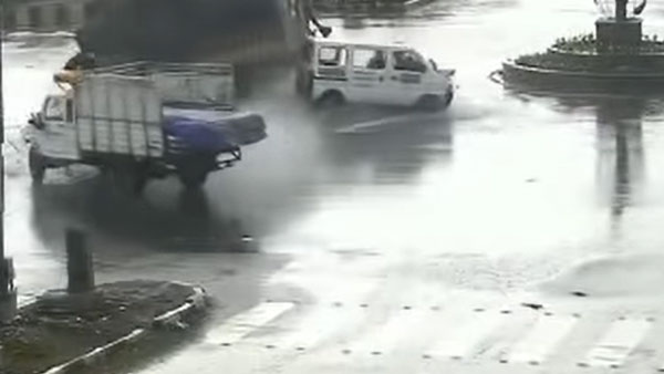 ಸಿಗ್ನಲ್ ಜಂಪ್ ಮಾಡಿ ಅಪಘಾತಕ್ಕೀಡಾದ ವಾಹನಗಳು