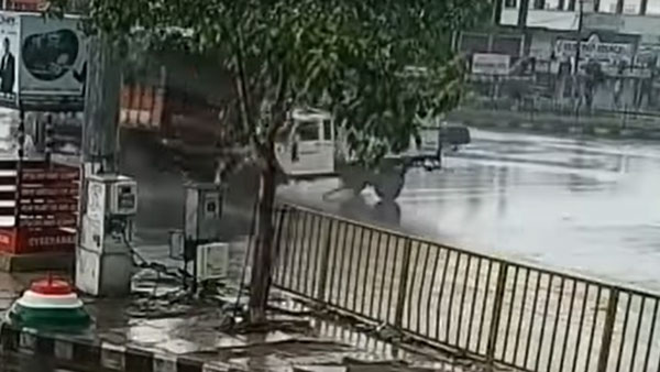 ಸಿಗ್ನಲ್ ಜಂಪ್ ಮಾಡಿ ಅಪಘಾತಕ್ಕೀಡಾದ ವಾಹನಗಳು