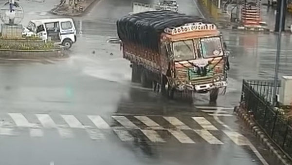 ಸಿಗ್ನಲ್ ಜಂಪ್ ಮಾಡಿ ಅಪಘಾತಕ್ಕೀಡಾದ ವಾಹನಗಳು