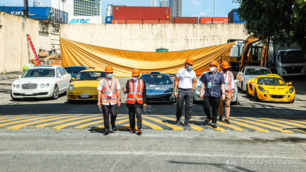 ಬಹು ಕೋಟಿ ಬೆಲೆಯ ಕಾರುಗಳನ್ನು ಕ್ರೇನ್ ಬಳಸಿ ನಾಶಪಡಿಸಿದ ಸರ್ಕಾರ
