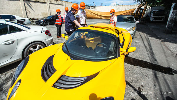 ಬಹು ಕೋಟಿ ಬೆಲೆಯ ಕಾರುಗಳನ್ನು ಕ್ರೇನ್ ಬಳಸಿ ನಾಶಪಡಿಸಿದ ಸರ್ಕಾರ