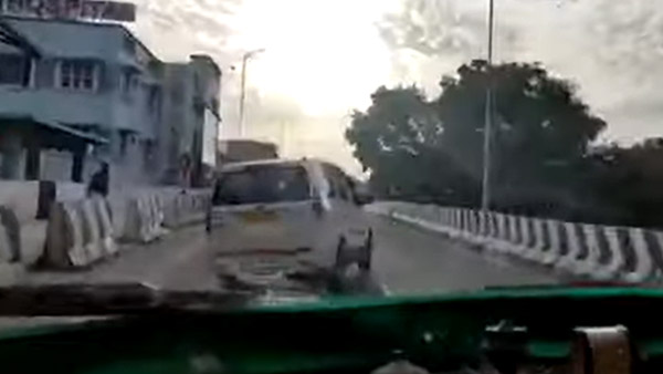 ಓವರ್ ಟೇಕ್ ಮಾಡುವ ಭರದಲ್ಲಿ ಉರುಳಿ ಬಿದ್ದ ಮಹೀಂದ್ರಾ ಜೈಲೋ