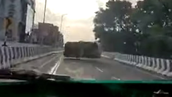 ಓವರ್ ಟೇಕ್ ಮಾಡುವ ಭರದಲ್ಲಿ ಉರುಳಿ ಬಿದ್ದ ಮಹೀಂದ್ರಾ ಜೈಲೋ