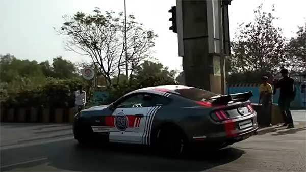 ಅಪಘಾತವಾಗುವುದನ್ನು ತಪ್ಪಿಸಿದ ಫೋರ್ಡ್ ಮಸ್ಟಾಂಗ್ ಕಾರು ಚಾಲಕ