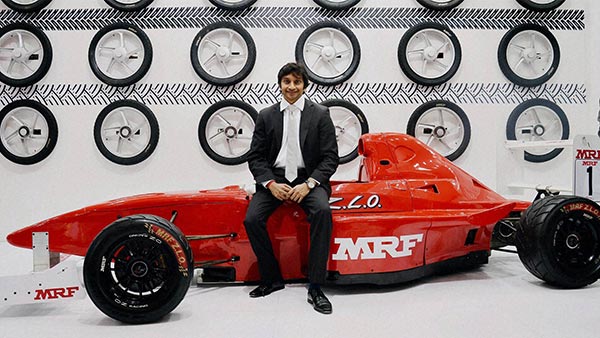 ಖ್ಯಾತ ಲೇಖಕನನ್ನು ಸಮಯಕ್ಕೆ ಸರಿಯಾಗಿ ವಿಮಾನ ನಿಲ್ದಾಣಕ್ಕೆ ತಲುಪಿಸಿದ ನರೇನ್ ಕಾರ್ತಿಕೇಯನ್