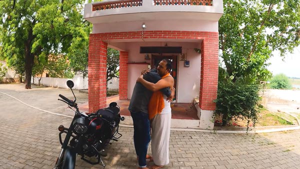 ತಂದೆಗೆ ನೆಚ್ಚಿನ ಬೈಕ್ ಅನ್ನು ಉಡುಗೊರೆಯಾಗಿ ನೀಡಿದ ಮಗ