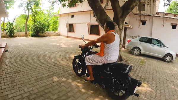 ತಂದೆಗೆ ನೆಚ್ಚಿನ ಬೈಕ್ ಅನ್ನು ಉಡುಗೊರೆಯಾಗಿ ನೀಡಿದ ಮಗ