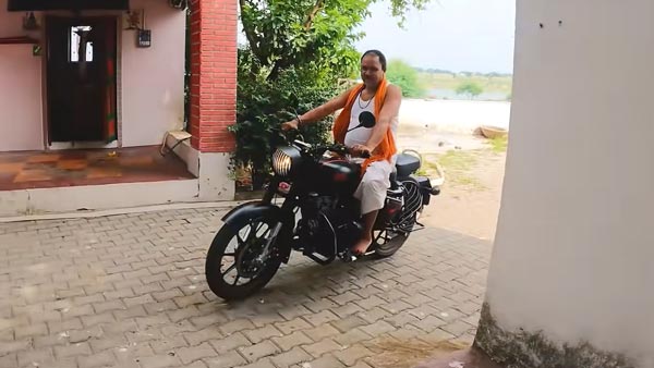 ತಂದೆಗೆ ನೆಚ್ಚಿನ ಬೈಕ್ ಅನ್ನು ಉಡುಗೊರೆಯಾಗಿ ನೀಡಿದ ಮಗ