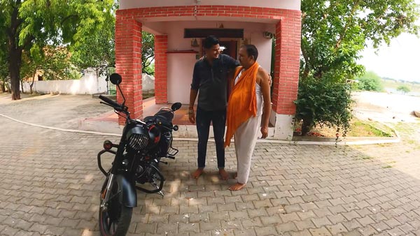 ತಂದೆಗೆ ನೆಚ್ಚಿನ ಬೈಕ್ ಅನ್ನು ಉಡುಗೊರೆಯಾಗಿ ನೀಡಿದ ಮಗ