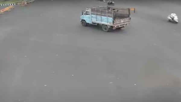 ಕರ್ತವ್ಯ ನಿರತ ಪೊಲೀಸ್ ಅಧಿಕಾರಿಗೆ ಗುದ್ದಿ ಪರಾರಿಯಾದ ಕಾರು ಚಾಲಕ