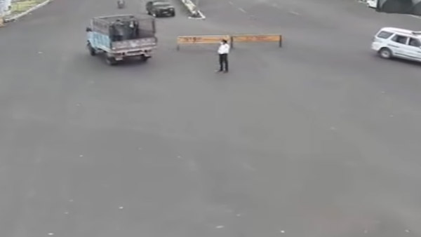 ಕರ್ತವ್ಯ ನಿರತ ಪೊಲೀಸ್ ಅಧಿಕಾರಿಗೆ ಗುದ್ದಿ ಪರಾರಿಯಾದ ಕಾರು ಚಾಲಕ