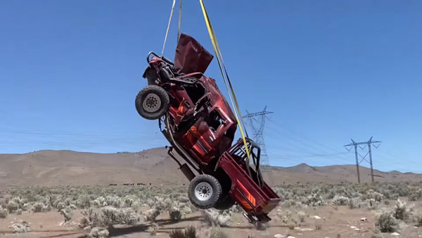 10,000 ಅಡಿ ಎತ್ತರದಿಂದ ಕೆಳಕ್ಕೆ ಬಿದ್ದ ಟೊಯೊಟಾ ಹಿಲಕ್ಸ್ ಕಾರು