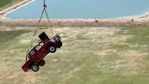 10,000 ಅಡಿ ಎತ್ತರದಿಂದ ಕೆಳಕ್ಕೆ ಬಿದ್ದ ಟೊಯೊಟಾ ಹಿಲಕ್ಸ್ ಕಾರು