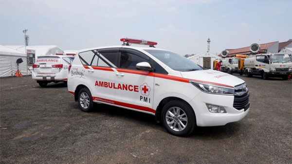 ಇನೋವಾ ಕಾರುಗಳನ್ನು ಆಂಬ್ಯುಲೆನ್ಸ್'ಗಳಾಗಿ ಮಾಡಿಫೈಗೊಳಿಸುತ್ತಿರುವ ಟೊಯೊಟಾ ಡೀಲರ್