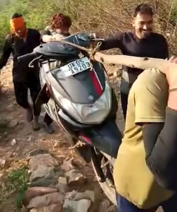 ಹೆಗಲ ಮೇಲೆ 8 ಕಿ.ಮೀ ಸ್ಕೂಟರ್ ಹೊತ್ತೊಯ್ದು ಪ್ರತಿಭಟಿಸಿದ ಯುವಕರು