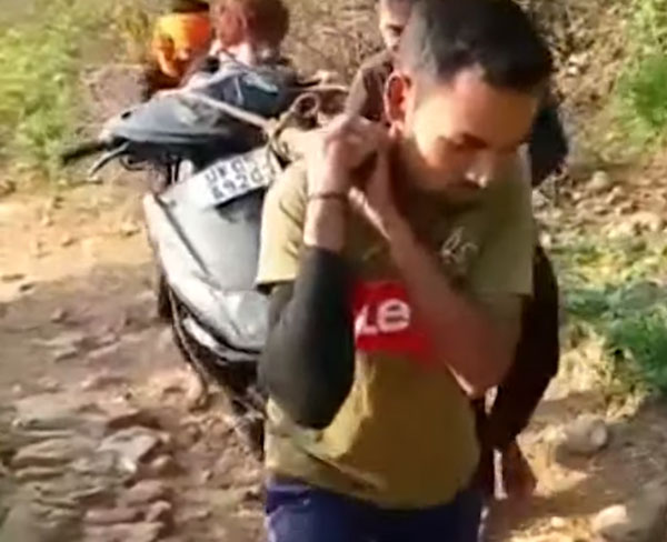 ಹೆಗಲ ಮೇಲೆ 8 ಕಿ.ಮೀ ಸ್ಕೂಟರ್ ಹೊತ್ತೊಯ್ದು ಪ್ರತಿಭಟಿಸಿದ ಯುವಕರು