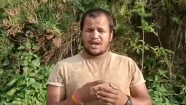 ಹೆಗಲ ಮೇಲೆ 8 ಕಿ.ಮೀ ಸ್ಕೂಟರ್ ಹೊತ್ತೊಯ್ದು ಪ್ರತಿಭಟಿಸಿದ ಯುವಕರು