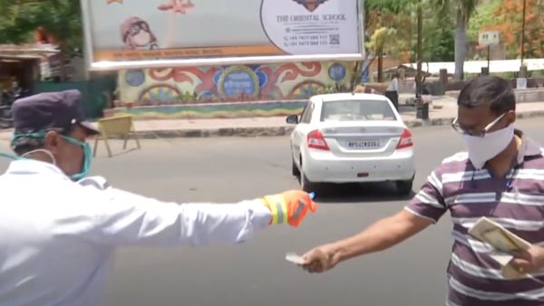 ವೈರಲ್ ಆಯ್ತು ಯುವಕರು ಕಾರಿನ ಮೇಲೆ ಸ್ಟಂಟ್ ಮಾಡುತ್ತಿರುವ ವೀಡಿಯೊ