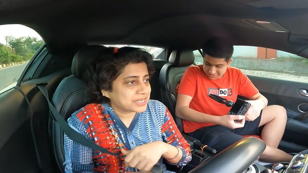 ತಾಯಿಗೆ ಸೂಪರ್ ಕಾರು ಚಾಲನೆ ಮಾಡಲು ಕಲಿಸಿದ ಯೂಟ್ಯೂಬರ್
