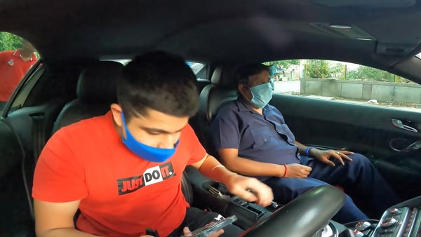 ತಾಯಿಗೆ ಸೂಪರ್ ಕಾರು ಚಾಲನೆ ಮಾಡಲು ಕಲಿಸಿದ ಯೂಟ್ಯೂಬರ್