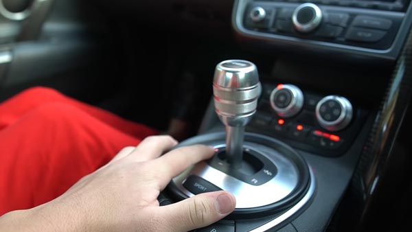 ತಾಯಿಗೆ ಸೂಪರ್ ಕಾರು ಚಾಲನೆ ಮಾಡಲು ಕಲಿಸಿದ ಯೂಟ್ಯೂಬರ್