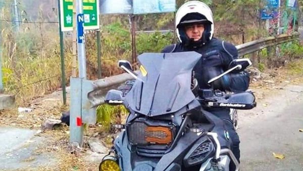 ಬಿಎಂಡಬ್ಲ್ಯು ಆರ್ 1200 ಜಿಎಸ್ ಅಡ್ವೆಂಚರ್ ಬೈಕಿನೊಂದಿಗೆ ಕಾಣಿಸಿಕೊಂಡ ನಟ ಅಜಿತ್