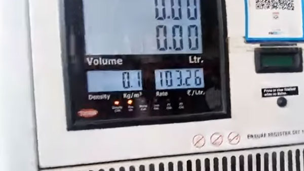 ಪೆಟ್ರೋಲ್, ಡೀಸೆಲ್ ಬೆಲೆ ಏರಿಕೆ ವಿರೋಧಿಸಿ ವಿಭಿನ್ನ ರೀತಿಯಲ್ಲಿ ಪ್ರತಿಭಟನೆ ನಡೆಸಿದ ಆಮ್ ಆದ್ಮಿ ಪಕ್ಷ