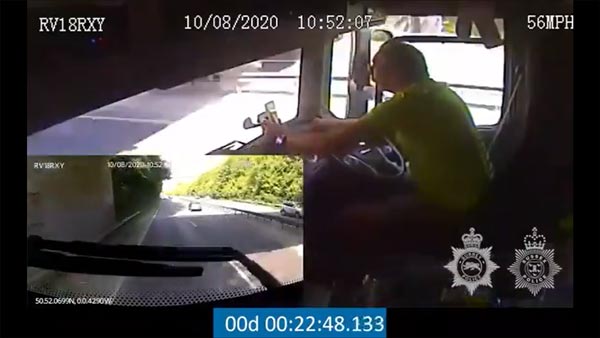 ವಾಹನ ಚಾಲನೆ ವೇಳೆ ಮೊಬೈಲ್ ಬಳಸಿ ಅಪಘಾತಕ್ಕೆ ಕಾರಣನಾದ ಟ್ರಕ್ ಚಾಲಕ