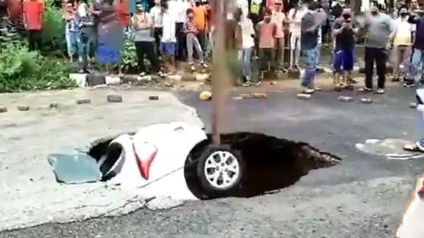 ಹದಗೆಟ್ಟ ರಸ್ತೆಗಳಿಂದಾಗಿ ರಸ್ತೆ ಗುಂಡಿಯೊಳಗೆ ಬಿದ್ದ ಹ್ಯುಂಡೈ ಐ 10 ಕಾರು