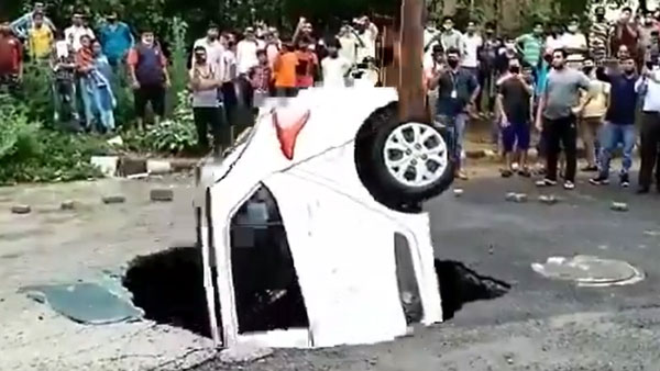 ಹದಗೆಟ್ಟ ರಸ್ತೆಗಳಿಂದಾಗಿ ರಸ್ತೆ ಗುಂಡಿಯೊಳಗೆ ಬಿದ್ದ ಹ್ಯುಂಡೈ ಐ 10 ಕಾರು