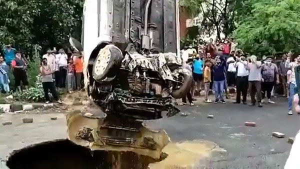 ಹದಗೆಟ್ಟ ರಸ್ತೆಗಳಿಂದಾಗಿ ರಸ್ತೆ ಗುಂಡಿಯೊಳಗೆ ಬಿದ್ದ ಹ್ಯುಂಡೈ ಐ 10 ಕಾರು