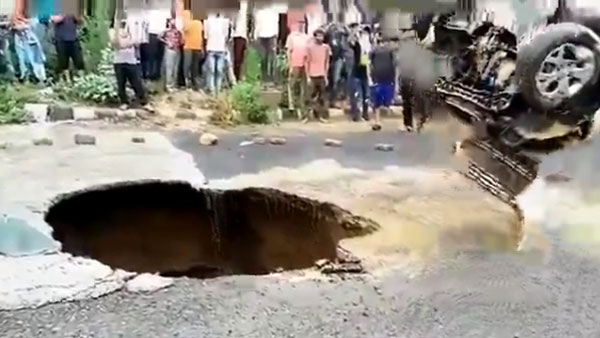 ಹದಗೆಟ್ಟ ರಸ್ತೆಗಳಿಂದಾಗಿ ರಸ್ತೆ ಗುಂಡಿಯೊಳಗೆ ಬಿದ್ದ ಹ್ಯುಂಡೈ ಐ 10 ಕಾರು