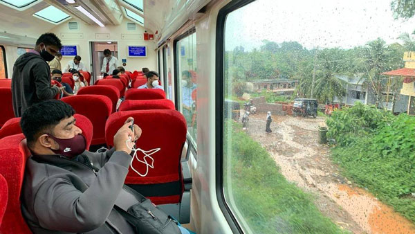 ಚಾಲನೆಯಾದ ದಿನವೇ ಪ್ರಯಾಣಿಕರಿಂದ ಭರ್ಜರಿ ರೆಸ್ಪಾನ್ಸ್ ಪಡೆದ ವಿಸ್ಟಾಡೋಮ್ ರೈಲು