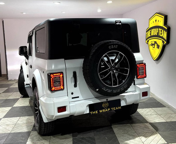 ಬಿಳಿ ಸ್ಯಾಟಿನ್ ಹೊದಿಕೆ ಮೂಲಕ ಮಾಡಿಫೈಗೊಂಡ ಮಹೀಂದ್ರಾ ಥಾರ್ ಎಸ್‌ಯುವಿ