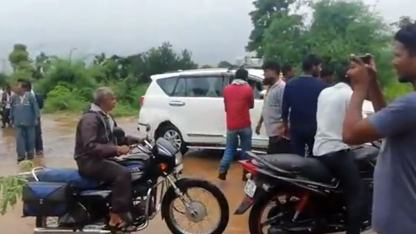 ಮಳೆ ನೀರಿನಲ್ಲಿ ಸಿಲುಕಿದ ಸಂಸದರ ಇನೋವಾ ಕ್ರಿಸ್ಟಾ ಕಾರು