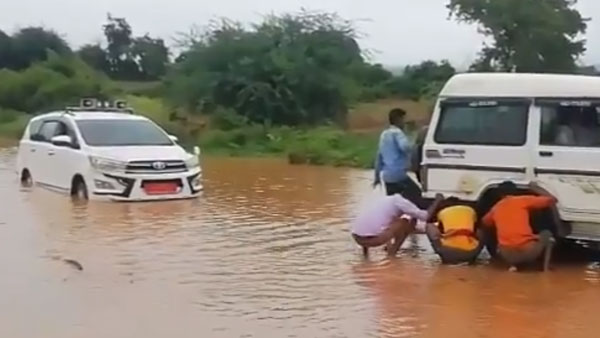 ಮಳೆ ನೀರಿನಲ್ಲಿ ಸಿಲುಕಿದ ಸಂಸದರ ಇನೋವಾ ಕ್ರಿಸ್ಟಾ ಕಾರು