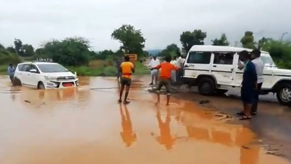 ಮಳೆ ನೀರಿನಲ್ಲಿ ಸಿಲುಕಿದ ಸಂಸದರ ಇನೋವಾ ಕ್ರಿಸ್ಟಾ ಕಾರು