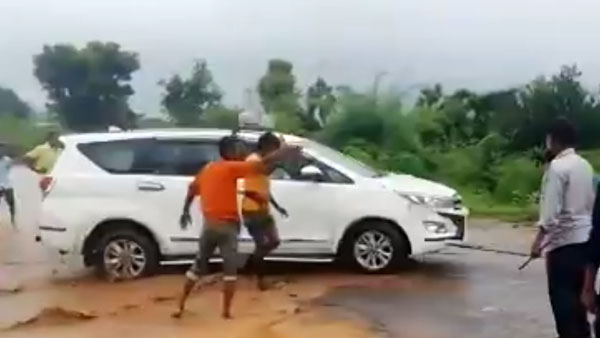 ಮಳೆ ನೀರಿನಲ್ಲಿ ಸಿಲುಕಿದ ಸಂಸದರ ಇನೋವಾ ಕ್ರಿಸ್ಟಾ ಕಾರು