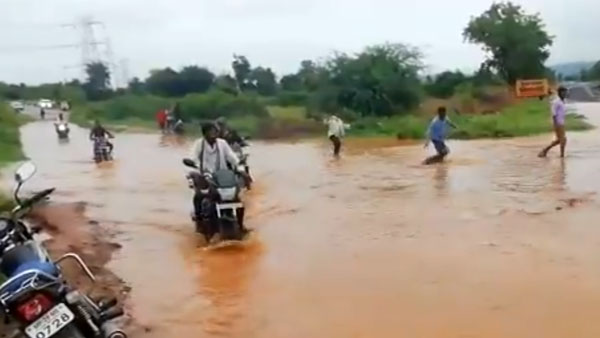 ಮಳೆ ನೀರಿನಲ್ಲಿ ಸಿಲುಕಿದ ಸಂಸದರ ಇನೋವಾ ಕ್ರಿಸ್ಟಾ ಕಾರು