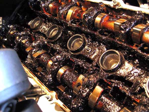 ವಾಹನಗಳಲ್ಲಿ ಈ ಲಕ್ಷಣಗಳು ಕಂಡು ಬಂದರೆ ತಕ್ಷಣವೇ ಎಂಜಿನ್ ಆಯಿಲ್ ಬದಲಾಯಿಸಿ