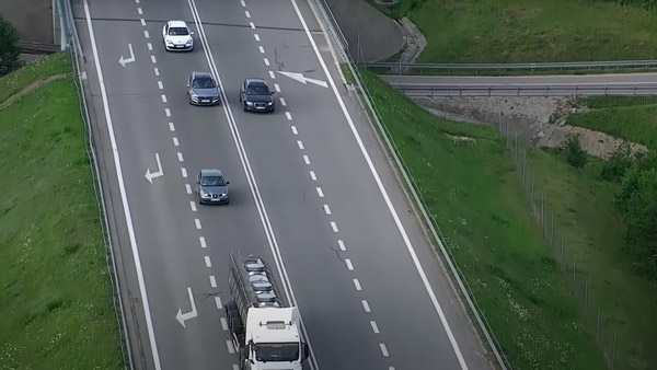 ಡ್ರೋನ್‌ ಮೂಲಕ ಸಂಚಾರಿ ನಿಯಮ ಉಲ್ಲಂಘನೆಗಳನ್ನು ಪತ್ತೆ ಹಚ್ಚುತ್ತಾರೆ ಈ ದೇಶದ ಪೊಲೀಸರು