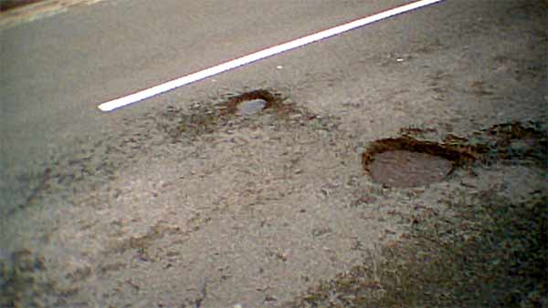 ಸ್ವಂತ ಹಣದಿಂದ ರಸ್ತೆ ದುರಸ್ತಿ ಮಾಡುತ್ತಿರುವ ವೃದ್ಧ ದಂಪತಿ