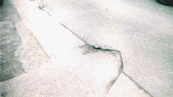 ಸ್ವಂತ ಹಣದಿಂದ ರಸ್ತೆ ದುರಸ್ತಿ ಮಾಡುತ್ತಿರುವ ವೃದ್ಧ ದಂಪತಿ