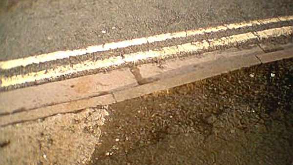 ಸ್ವಂತ ಹಣದಿಂದ ರಸ್ತೆ ದುರಸ್ತಿ ಮಾಡುತ್ತಿರುವ ವೃದ್ಧ ದಂಪತಿ